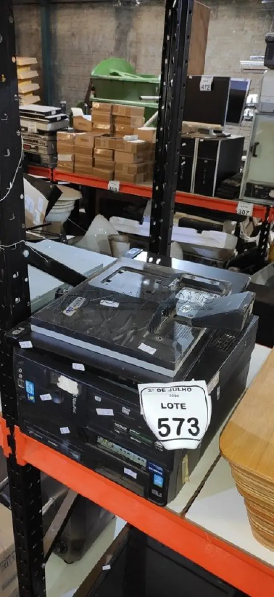 LOTE 573 - 02 MONITORES E 02 CPUS DE MARCAS DIVERSAS. (NO ESTADO) ATENÇÃO! FAZER A VISITAÇÃO ANTES DE ARREMATAR, NÃO SABEMOS SE FUNCIONA, LEILÃO NÃO TEM GARANTIA E NEM DEVOLUÇÃO, SUJEITO A POSSÍVEIS AVARIAS VISÍVEIS/OCULTAS E/OU AUSÊNCIA DE COMPONENTES.