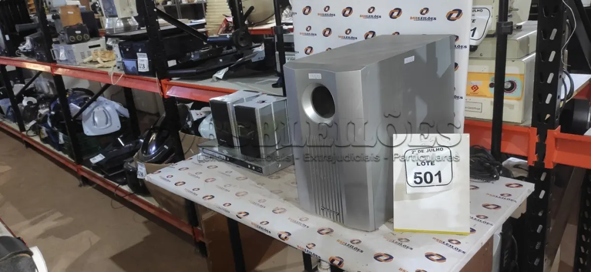 LOTE 501 - 01 APARELHO DE DVD MARCA MAGNAVOX, 01 SUBWOOFER E 04 CAIXAS DE SOM. (NO ESTADO) ATENÇÃO! FAZER A VISITAÇÃO ANTES DE ARREMATAR, NÃO SABEMOS SE FUNCIONA, LEILÃO NÃO TEM GARANTIA E NEM DEVOLUÇÃO, SUJEITO A POSSÍVEIS AVARIAS VISÍVEIS/OCULTAS E/OU AUSÊNCIA DE COMPONENTES.