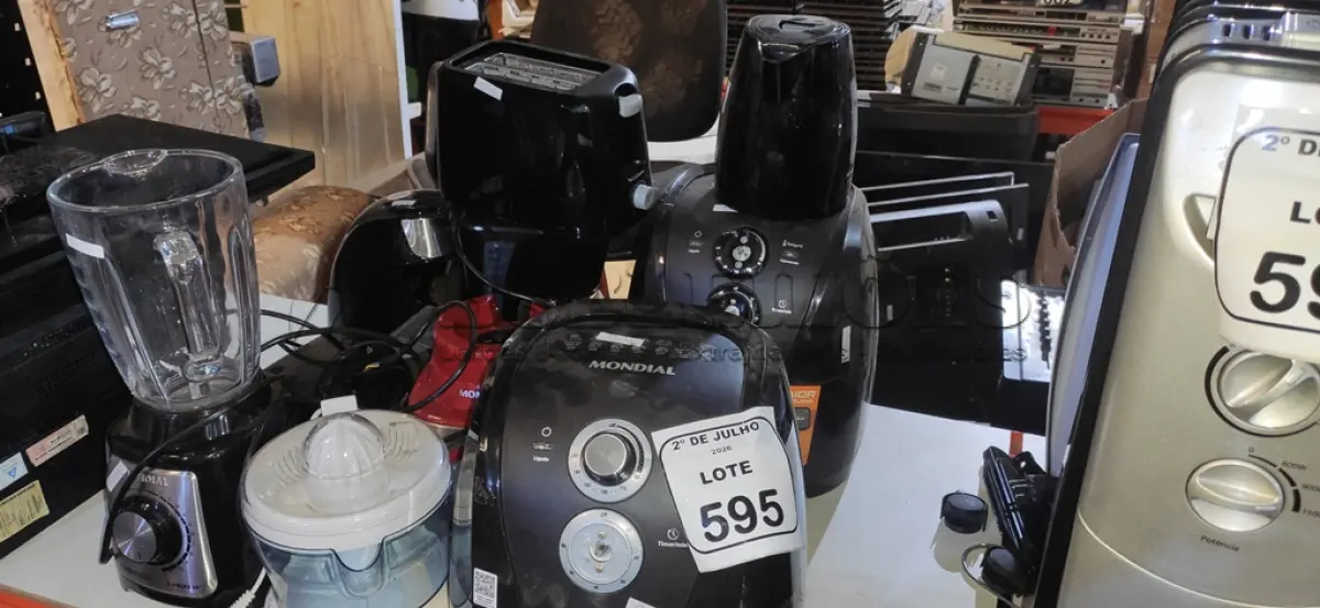 LOTE 595 - 02 AIR FRYERS, 02 CAFETEIRAS, 01 TORRADEIRA, 01 CHALEIRA ELÉTRICA, 01 LIQUIDIFICADOR E 01 MOTOR DE LIQUIDIFICADOR MARCA MONDIAL. (NO ESTADO) ATENÇÃO! FAZER A VISITAÇÃO ANTES DE ARREMATAR, NÃO SABEMOS SE FUNCIONA, LEILÃO NÃO TEM GARANTIA E NEM DEVOLUÇÃO, SUJEITO A POSSÍVEIS AVARIAS VISÍVEIS/OCULTAS E/OU AUSÊNCIA DE COMPONENTES.