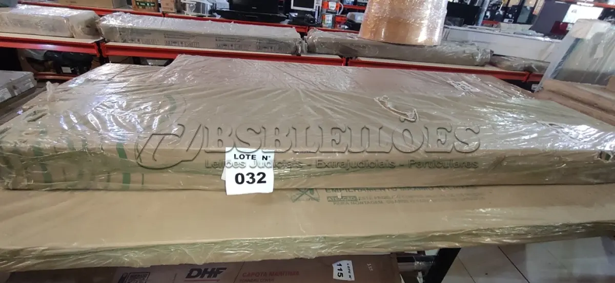 LOTE 032 - 01 GUARDA-ROUPA BRAVO GOLD COM ESPELHO 02 PORTAS E 04 GAVETAS- BRANCO (16488X364) (NO ESTADO, NÃO SABEMOS SE FUNCIONA. LEILÃO NÃO TEM GARANTIA E NEM DEVOLUÇÃO, SUJEITO A POSSÍVEIS AVARIAS VISÍVEIS/OCULTAS E/OU AUSÊNCIA DE COMPONENTES)