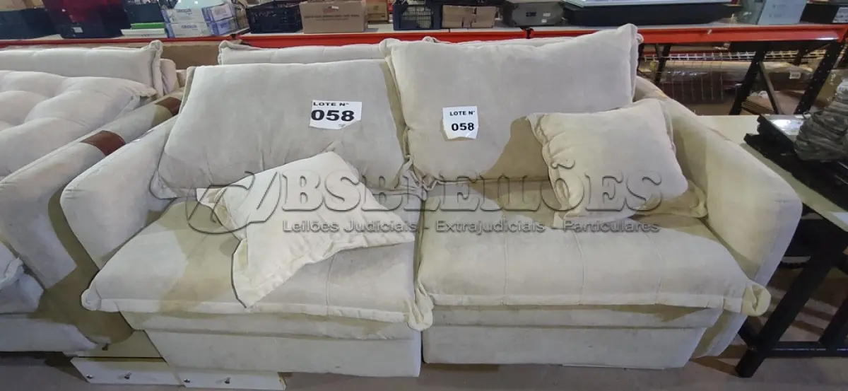 LOTE 058 - 01 SOFÁ CAMA BAÚ RETRÁTIL 1,80M SOFTGEL PETIT BOUCLE - CAMA INBOX (NO ESTADO, NÃO SABEMOS SE FUNCIONA. LEILÃO NÃO TEM GARANTIA E NEM DEVOLUÇÃO, SUJEITO A POSSÍVEIS AVARIAS VISÍVEIS/OCULTAS E/OU AUSÊNCIA DE COMPONENTES)