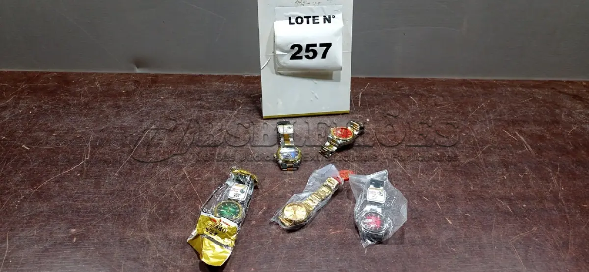 LOTE 257 - 05 RELÓGIOS DE PULSO CORES DIVERSAS. (NO ESTADO, NÃO SABEMOS SE FUNCIONA. LEILÃO NÃO TEM GARANTIA E NEM DEVOLUÇÃO, SUJEITO A POSSÍVEIS AVARIAS VISÍVEIS/OCULTAS E/OU AUSÊNCIA DE COMPONENTES)