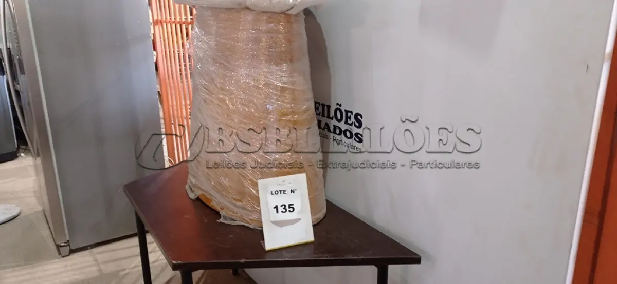 LOTE 135 -  01 BASE DE MESA EM MADEIRA.  (NO ESTADO, NÃO SABEMOS SE FUNCIONA. LEILÃO NÃO TEM GARANTIA E NEM DEVOLUÇÃO, SUJEITO A POSSÍVEIS AVARIAS VISÍVEIS/OCULTAS E/OU AUSÊNCIA DE COMPONENTES)