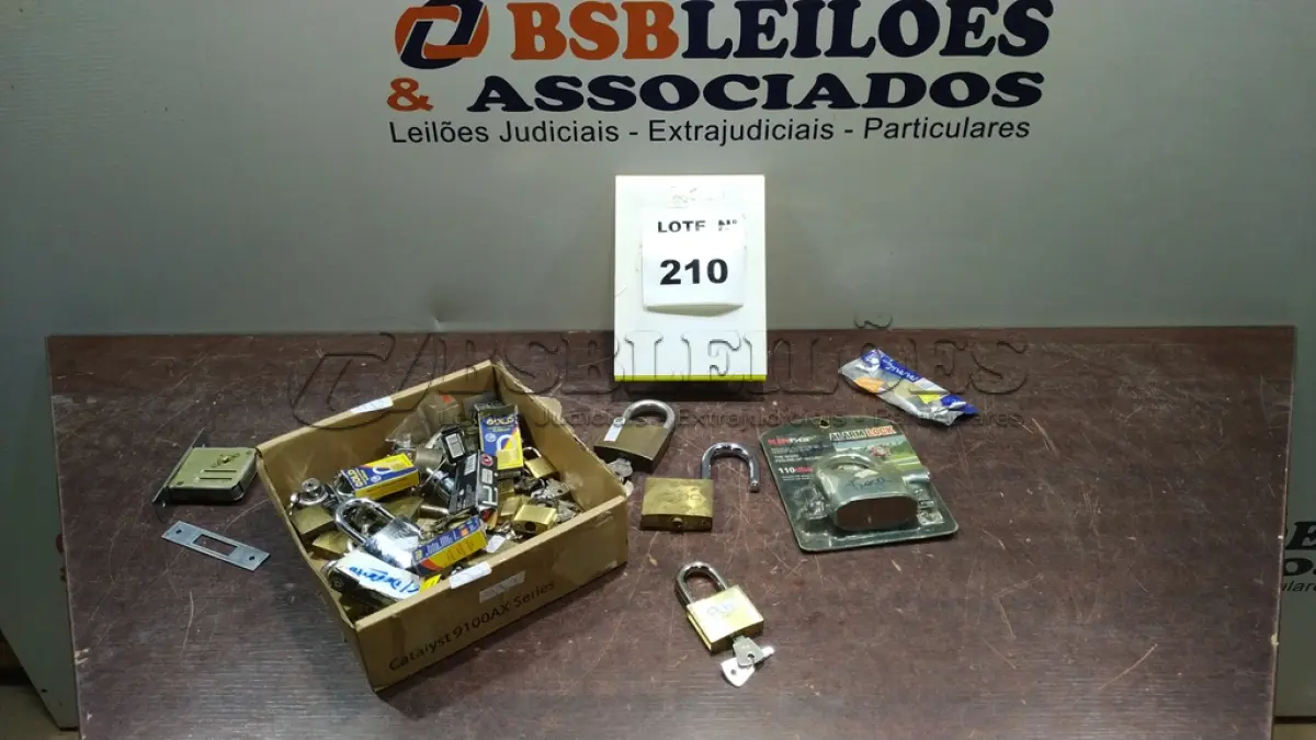 LOTE 210 -  01 LOTE COM CADEADOS MARCAS E MODELOS DIVERSOS. (NO ESTADO, NÃO SABEMOS SE FUNCIONA. LEILÃO NÃO TEM GARANTIA E NEM DEVOLUÇÃO, SUJEITO A POSSÍVEIS AVARIAS VISÍVEIS/OCULTAS E/OU AUSÊNCIA DE COMPONENTES)