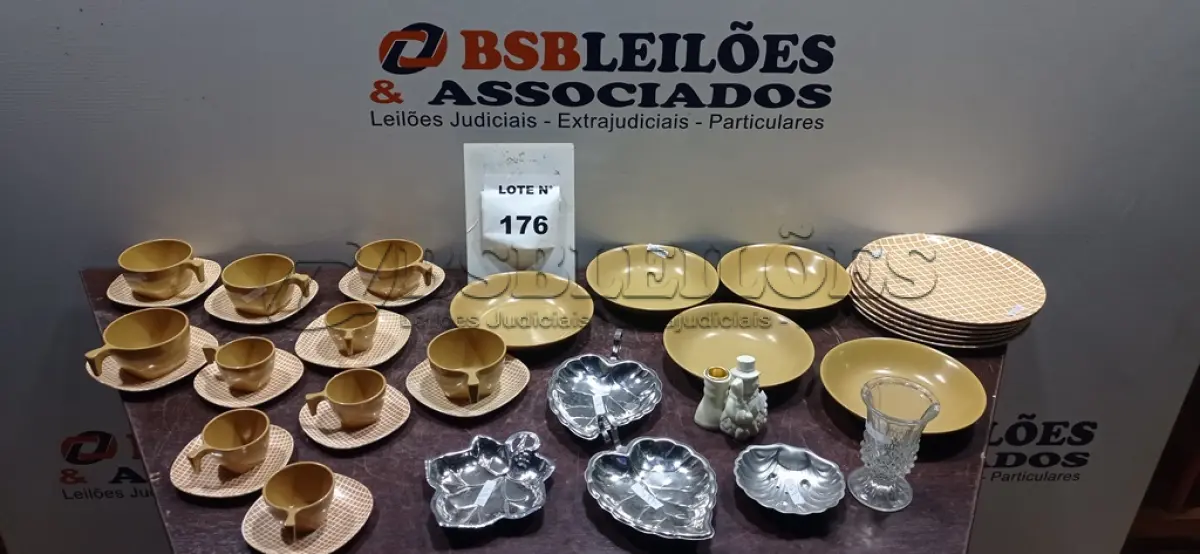 LOTE 176 -  01 CONJUNTO DE XICARAS E 01 CONJUNTO DE PRATOS . (NO ESTADO, NÃO SABEMOS SE FUNCIONA. LEILÃO NÃO TEM GARANTIA E NEM DEVOLUÇÃO, SUJEITO A POSSÍVEIS AVARIAS VISÍVEIS/OCULTAS E/OU AUSÊNCIA DE COMPONENTES)