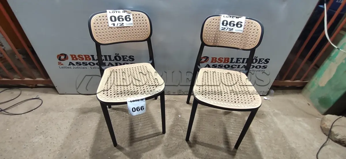 LOTE 066 - 02 CADEIRAS (NO ESTADO, NÃO SABEMOS SE FUNCIONA. LEILÃO NÃO TEM GARANTIA E NEM DEVOLUÇÃO, SUJEITO A POSSÍVEIS AVARIAS VISÍVEIS/OCULTAS E/OU AUSÊNCIA DE COMPONENTES)