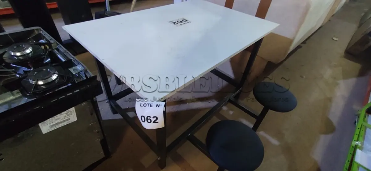 LOTE 062 - 01 MESA 04 LUGARES BANCOS RETRÁTIL (NO ESTADO, NÃO SABEMOS SE FUNCIONA. LEILÃO NÃO TEM GARANTIA E NEM DEVOLUÇÃO, SUJEITO A POSSÍVEIS AVARIAS VISÍVEIS/OCULTAS E/OU AUSÊNCIA DE COMPONENTES)