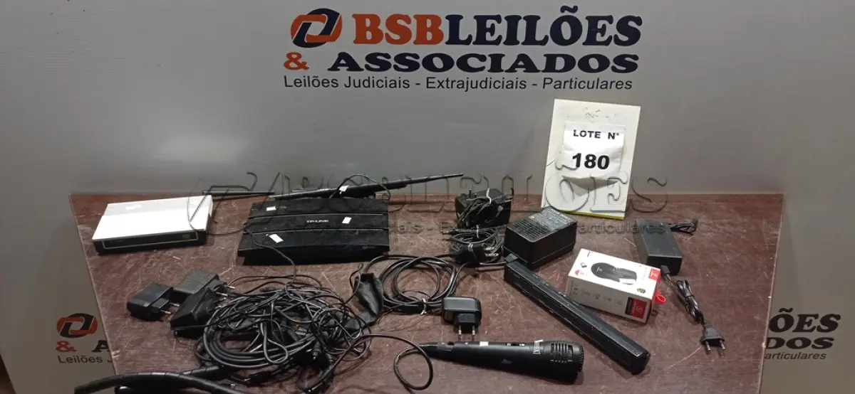 LOTE 180 - 02 ROTEADORES, 01 MOUSE SEM FIO, 01 SCANNER PORTÁTIL, 01MICROFONE MARCA INOVOX COM CABO E VÁRIOS CARREGADORES E FONTES DIVERSOS. (NO ESTADO) ATENÇÃO! FAZER A VISITAÇÃO ANTES DE ARREMATAR, NÃO SABEMOS SE FUNCIONA, LEILÃO NÃO TEM GARANTIA E NEM DEVOLUÇÃO, SUJEITO A POSSÍVEIS AVARIAS VISÍVEIS/OCULTAS E/OU AUSÊNCIA DE COMPONENTES.