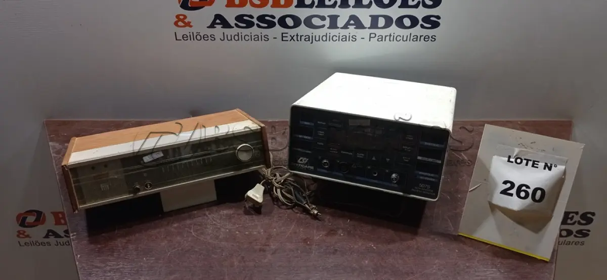 LOTE 260 - 01 STÉREO PHILIPS E 01 MONITOR DE SIGNOS VITALES CRITICARE. (NO ESTADO, NÃO SABEMOS SE FUNCIONA. LEILÃO NÃO TEM GARANTIA E NEM DEVOLUÇÃO, SUJEITO A POSSÍVEIS AVARIAS VISÍVEIS/OCULTAS E/OU AUSÊNCIA DE COMPONENTES)