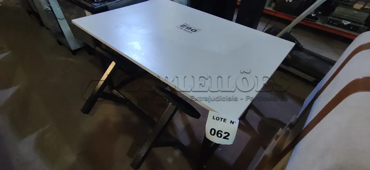 LOTE 062 - 01 MESA 04 LUGARES BANCOS RETRÁTIL (NO ESTADO, NÃO SABEMOS SE FUNCIONA. LEILÃO NÃO TEM GARANTIA E NEM DEVOLUÇÃO, SUJEITO A POSSÍVEIS AVARIAS VISÍVEIS/OCULTAS E/OU AUSÊNCIA DE COMPONENTES)