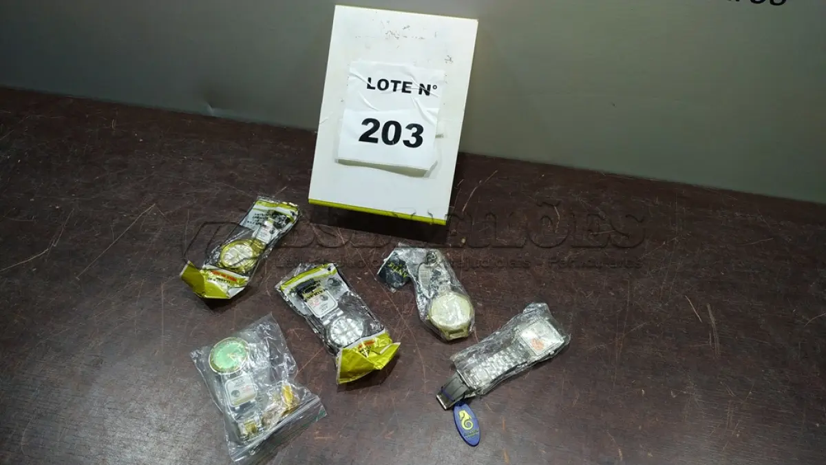 LOTE 203 - 05 RELÓGIOS DE PULSO CORES DIVERSAS. (NO ESTADO, NÃO SABEMOS SE FUNCIONA. LEILÃO NÃO TEM GARANTIA E NEM DEVOLUÇÃO, SUJEITO A POSSÍVEIS AVARIAS VISÍVEIS/OCULTAS E/OU AUSÊNCIA DE COMPONENTES)