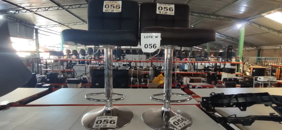 LOTE 056 - 02 BANQUETAS ALTA GIRATÓRIA COM ENCOSTO ESTOFADO PRETO (NO ESTADO, NÃO SABEMOS SE FUNCIONA. LEILÃO NÃO TEM GARANTIA E NEM DEVOLUÇÃO, SUJEITO A POSSÍVEIS AVARIAS VISÍVEIS/OCULTAS E/OU AUSÊNCIA DE COMPONENTES)