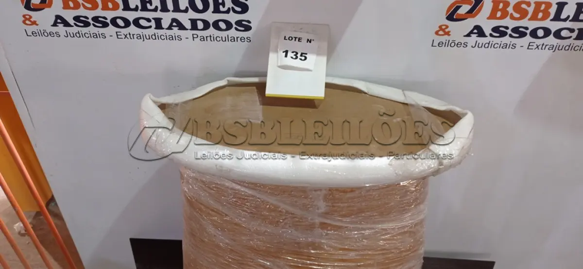 LOTE 135 -  01 BASE DE MESA EM MADEIRA.  (NO ESTADO, NÃO SABEMOS SE FUNCIONA. LEILÃO NÃO TEM GARANTIA E NEM DEVOLUÇÃO, SUJEITO A POSSÍVEIS AVARIAS VISÍVEIS/OCULTAS E/OU AUSÊNCIA DE COMPONENTES)