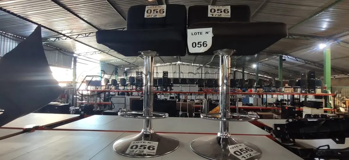 LOTE 056 - 02 BANQUETAS ALTA GIRATÓRIA COM ENCOSTO ESTOFADO PRETO (NO ESTADO, NÃO SABEMOS SE FUNCIONA. LEILÃO NÃO TEM GARANTIA E NEM DEVOLUÇÃO, SUJEITO A POSSÍVEIS AVARIAS VISÍVEIS/OCULTAS E/OU AUSÊNCIA DE COMPONENTES)
