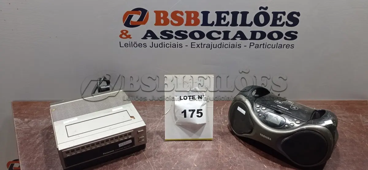 LOTE 175 -  01 CD PLAYER PORTATIL TOSHIBA E 01 SINTETIXADOR PANASONIC.(NO ESTADO, NÃO SABEMOS SE FUNCIONA. LEILÃO NÃO TEM GARANTIA E NEM DEVOLUÇÃO, SUJEITO A POSSÍVEIS AVARIAS VISÍVEIS/OCULTAS E/OU AUSÊNCIA DE COMPONENTES)