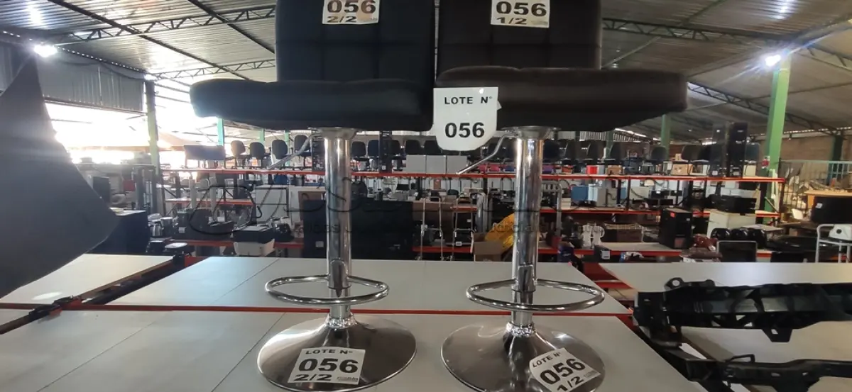 LOTE 056 - 02 BANQUETAS ALTA GIRATÓRIA COM ENCOSTO ESTOFADO PRETO (NO ESTADO, NÃO SABEMOS SE FUNCIONA. LEILÃO NÃO TEM GARANTIA E NEM DEVOLUÇÃO, SUJEITO A POSSÍVEIS AVARIAS VISÍVEIS/OCULTAS E/OU AUSÊNCIA DE COMPONENTES)