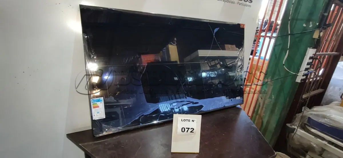 LOTE 072 - 01 SMART TV LED 4K UHD 55" TCL (NO ESTADO, NÃO SABEMOS SE FUNCIONA. LEILÃO NÃO TEM GARANTIA E NEM DEVOLUÇÃO, SUJEITO A POSSÍVEIS AVARIAS VISÍVEIS/OCULTAS E/OU AUSÊNCIA DE COMPONENTES)