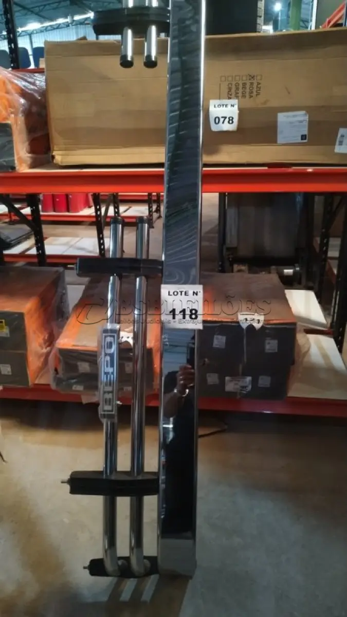 LOTE 118 - 01 PARA CHOQUE DIANTEIRO ARGENTINO DUPLO CROMADO MARCA BEPO PARA CAMINHÕES MERCEDES BENS COMPATIVEL COM MB 1113, 1114. 1313, 1516 E 1517. (NO ESTADO, NÃO SABEMOS SE FUNCIONA. LEILÃO NÃO TEM GARANTIA E NEM DEVOLUÇÃO, SUJEITO A POSSÍVEIS AVARIAS VISÍVEIS/OCULTAS E/OU AUSÊNCIA DE COMPONENTES)