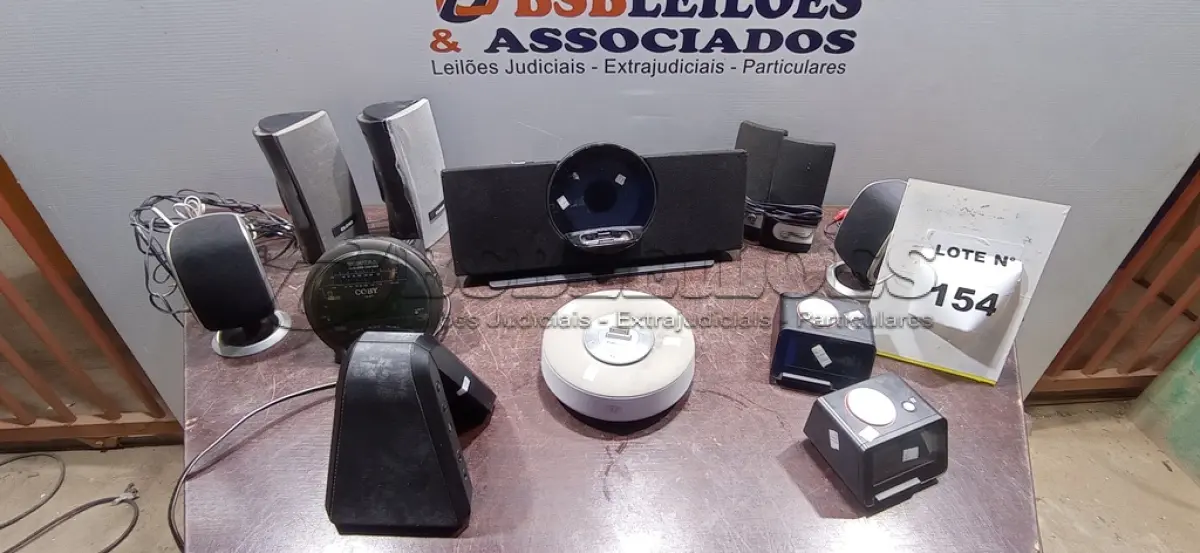 LOTE 154 - 01 LOTE COM VÁRIAS CAIXAS DE SOM E RÁDIOS RELÓGIOS DE MARCAS E MODELOS DIVERSOS. (NO ESTADO) ATENÇÃO! FAZER A VISITAÇÃO ANTES DE ARREMATAR, NÃO SABEMOS SE FUNCIONA, LEILÃO NÃO TEM GARANTIA E NEM DEVOLUÇÃO, SUJEITO A POSSÍVEIS AVARIAS VISÍVEIS/OCULTAS E/OU AUSÊNCIA DE COMPONENTES.