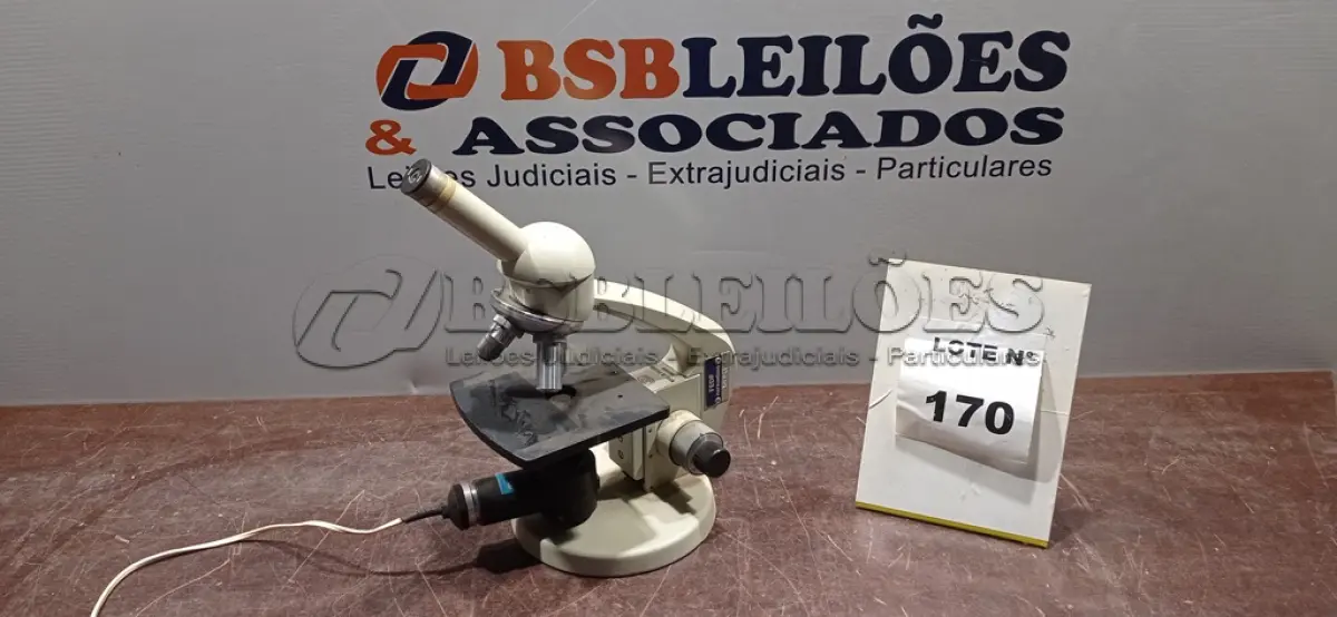 LOTE 170 - 01 MICROSCÓPIO. (NO ESTADO) ATENÇÃO! FAZER A VISITAÇÃO ANTES DE ARREMATAR, NÃO SABEMOS SE FUNCIONA, LEILÃO NÃO TEM GARANTIA E NEM DEVOLUÇÃO, SUJEITO A POSSÍVEIS AVARIAS VISÍVEIS/OCULTAS E/OU AUSÊNCIA DE COMPONENTES.