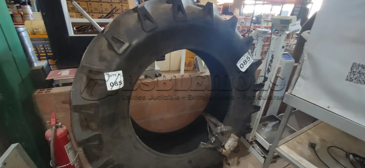 LOTE 085 - 01 PNEU ASCENSO ARO 34 TDB120 18.4-34 14PR TT (NO ESTADO, NÃO SABEMOS SE FUNCIONA. LEILÃO NÃO TEM GARANTIA E NEM DEVOLUÇÃO, SUJEITO A POSSÍVEIS AVARIAS VISÍVEIS/OCULTAS E/OU AUSÊNCIA DE COMPONENTES)