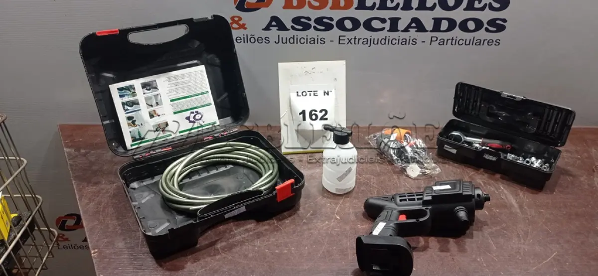 LOTE 162 - 01 CHAVE CATRACA COM JOGO DE SOQUETES E 01 MAQUINA DE ALTA PRESSÃO COM ACESSÓRIOS SEM BATERIA. (NO ESTADO) ATENÇÃO! FAZER A VISITAÇÃO ANTES DE ARREMATAR, NÃO SABEMOS SE FUNCIONA, LEILÃO NÃO TEM GARANTIA E NEM DEVOLUÇÃO, SUJEITO A POSSÍVEIS AVARIAS VISÍVEIS/OCULTAS E/OU AUSÊNCIA DE COMPONENTES.