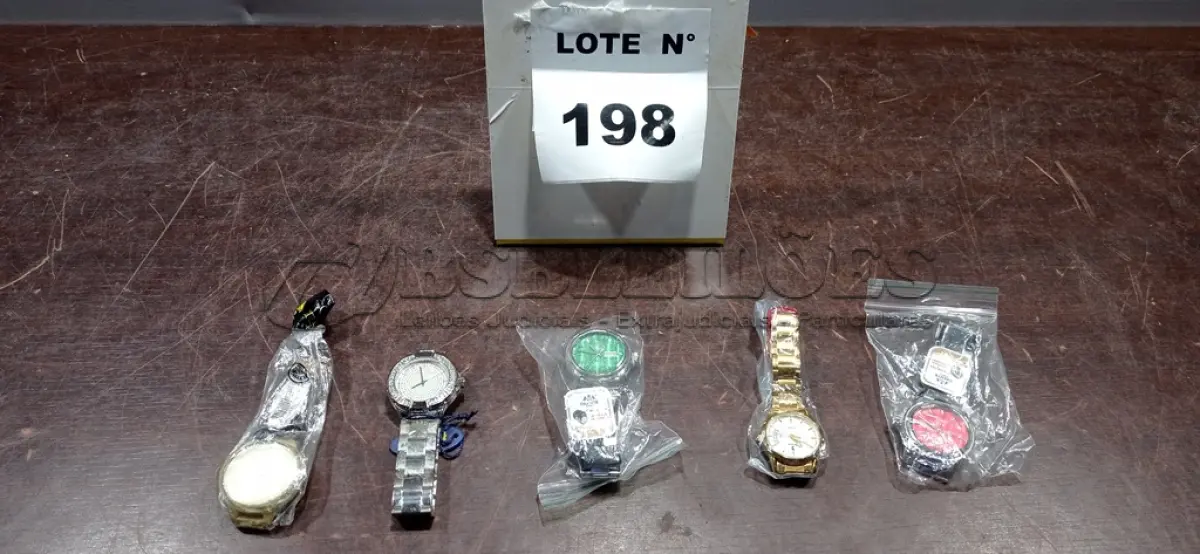 LOTE 198 - 05 RELÓGIOS DE PULSO CORES DIVERSAS. (NO ESTADO, NÃO SABEMOS SE FUNCIONA. LEILÃO NÃO TEM GARANTIA E NEM DEVOLUÇÃO, SUJEITO A POSSÍVEIS AVARIAS VISÍVEIS/OCULTAS E/OU AUSÊNCIA DE COMPONENTES)