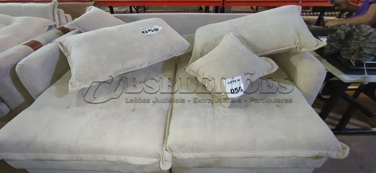 LOTE 058 - 01 SOFÁ CAMA BAÚ RETRÁTIL 1,80M SOFTGEL PETIT BOUCLE - CAMA INBOX (NO ESTADO, NÃO SABEMOS SE FUNCIONA. LEILÃO NÃO TEM GARANTIA E NEM DEVOLUÇÃO, SUJEITO A POSSÍVEIS AVARIAS VISÍVEIS/OCULTAS E/OU AUSÊNCIA DE COMPONENTES)