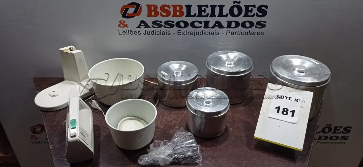 LOTE 181 -  01 BATEDEIRA WALITA E 01 CONJUNTO DE RECIPIENTES PARA AMAZENAMENTO DE MANTIMENTOS. (NO ESTADO, NÃO SABEMOS SE FUNCIONA. LEILÃO NÃO TEM GARANTIA E NEM DEVOLUÇÃO, SUJEITO A POSSÍVEIS AVARIAS VISÍVEIS/OCULTAS E/OU AUSÊNCIA DE COMPONENTES)