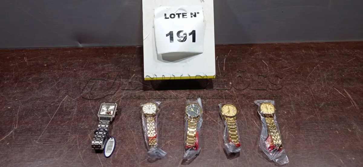 LOTE 191 - 05 RELÓGIOS DE PULSO CORES DIVERSAS. (NO ESTADO, NÃO SABEMOS SE FUNCIONA. LEILÃO NÃO TEM GARANTIA E NEM DEVOLUÇÃO, SUJEITO A POSSÍVEIS AVARIAS VISÍVEIS/OCULTAS E/OU AUSÊNCIA DE COMPONENTES)