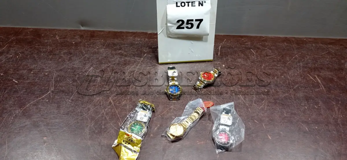 LOTE 257 - 05 RELÓGIOS DE PULSO CORES DIVERSAS. (NO ESTADO, NÃO SABEMOS SE FUNCIONA. LEILÃO NÃO TEM GARANTIA E NEM DEVOLUÇÃO, SUJEITO A POSSÍVEIS AVARIAS VISÍVEIS/OCULTAS E/OU AUSÊNCIA DE COMPONENTES)