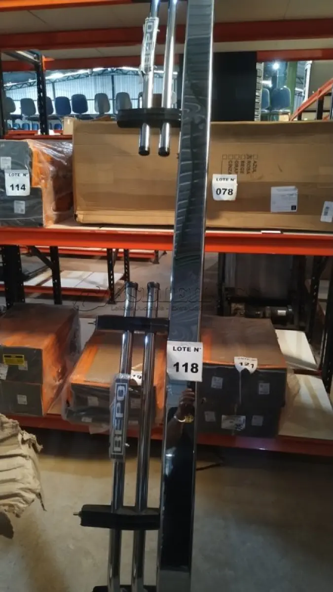 LOTE 118 - 01 PARA CHOQUE DIANTEIRO ARGENTINO DUPLO CROMADO MARCA BEPO PARA CAMINHÕES MERCEDES BENS COMPATIVEL COM MB 1113, 1114. 1313, 1516 E 1517. (NO ESTADO, NÃO SABEMOS SE FUNCIONA. LEILÃO NÃO TEM GARANTIA E NEM DEVOLUÇÃO, SUJEITO A POSSÍVEIS AVARIAS VISÍVEIS/OCULTAS E/OU AUSÊNCIA DE COMPONENTES)