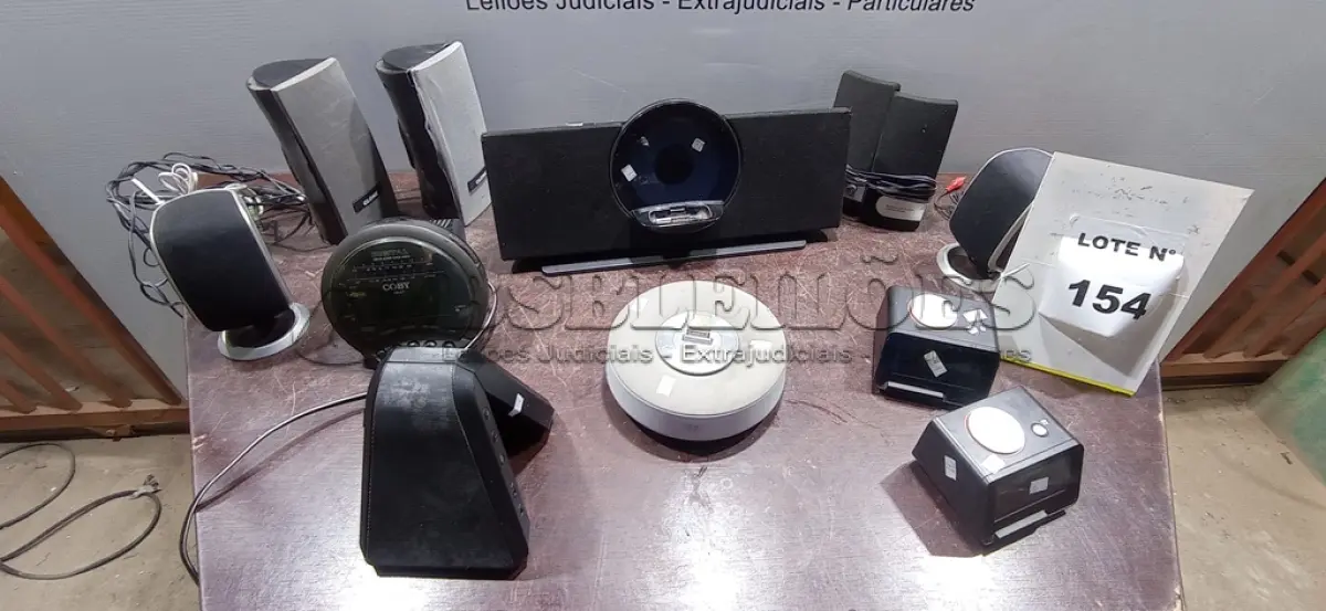 LOTE 154 - 01 LOTE COM VÁRIAS CAIXAS DE SOM E RÁDIOS RELÓGIOS DE MARCAS E MODELOS DIVERSOS. (NO ESTADO) ATENÇÃO! FAZER A VISITAÇÃO ANTES DE ARREMATAR, NÃO SABEMOS SE FUNCIONA, LEILÃO NÃO TEM GARANTIA E NEM DEVOLUÇÃO, SUJEITO A POSSÍVEIS AVARIAS VISÍVEIS/OCULTAS E/OU AUSÊNCIA DE COMPONENTES.