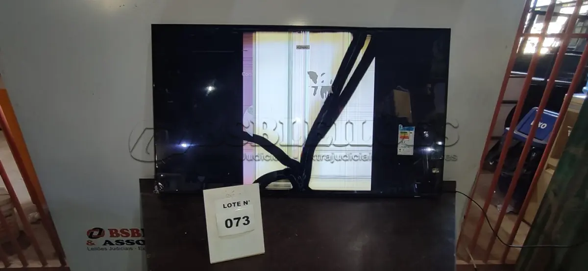 LOTE 073 - 01 SMART TV 50" UHD 4K SAMSUNG 50DU7700 (NO ESTADO, NÃO SABEMOS SE FUNCIONA. LEILÃO NÃO TEM GARANTIA E NEM DEVOLUÇÃO, SUJEITO A POSSÍVEIS AVARIAS VISÍVEIS/OCULTAS E/OU AUSÊNCIA DE COMPONENTES)