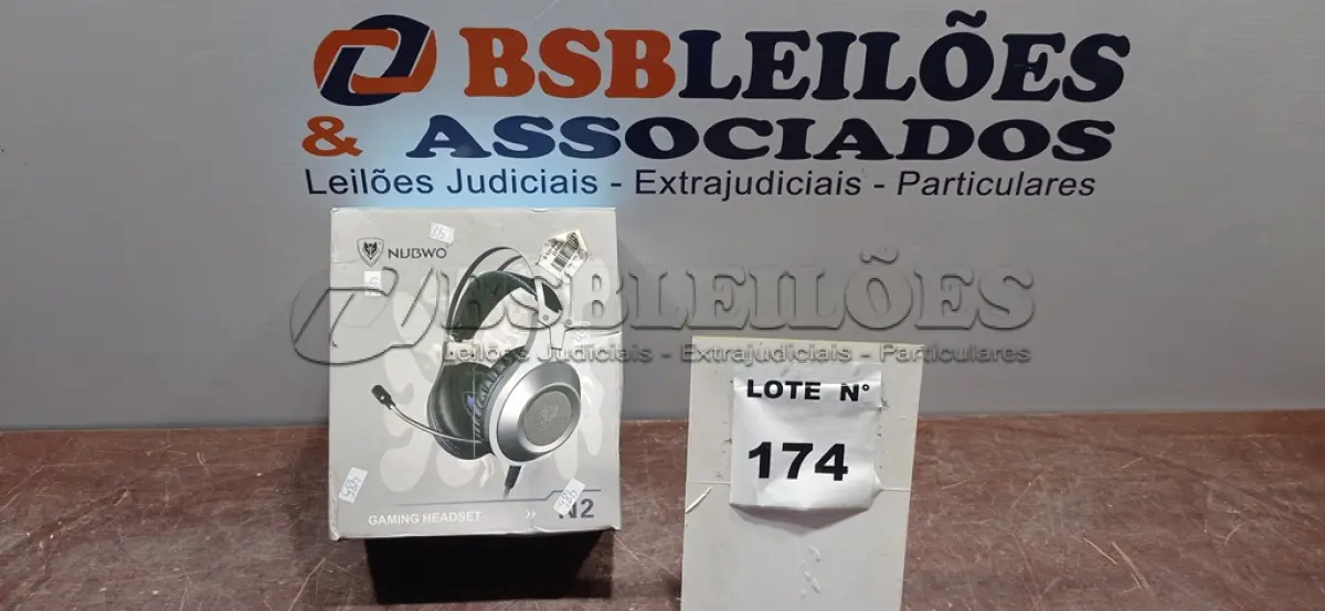 LOTE 174 - 01HEADSET GAMER COM MICROFONE MARCA NUBWO. (NO ESTADO) ATENÇÃO! FAZER A VISITAÇÃO ANTES DE ARREMATAR, NÃO SABEMOS SE FUNCIONA, LEILÃO NÃO TEM GARANTIA E NEM DEVOLUÇÃO, SUJEITO A POSSÍVEIS AVARIAS VISÍVEIS/OCULTAS E/OU AUSÊNCIA DE COMPONENTES.