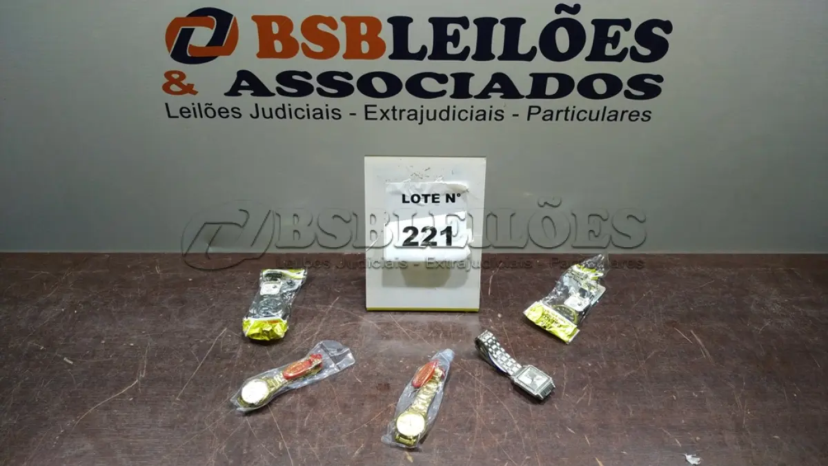LOTE 221 - 05 RELÓGIOS DE PULSO CORES DIVERSAS. (NO ESTADO, NÃO SABEMOS SE FUNCIONA. LEILÃO NÃO TEM GARANTIA E NEM DEVOLUÇÃO, SUJEITO A POSSÍVEIS AVARIAS VISÍVEIS/OCULTAS E/OU AUSÊNCIA DE COMPONENTES)