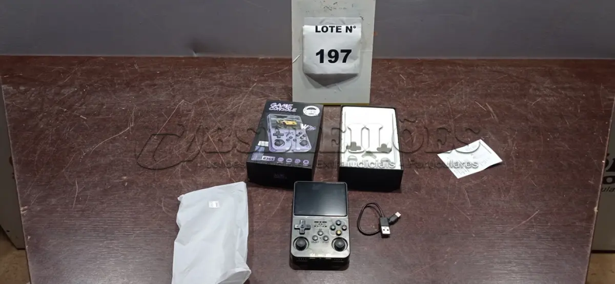 LOTE 197 -  01 GAME CONSOLE R36S. (NO ESTADO, NÃO SABEMOS SE FUNCIONA. LEILÃO NÃO TEM GARANTIA E NEM DEVOLUÇÃO, SUJEITO A POSSÍVEIS AVARIAS VISÍVEIS/OCULTAS E/OU AUSÊNCIA DE COMPONENTES)