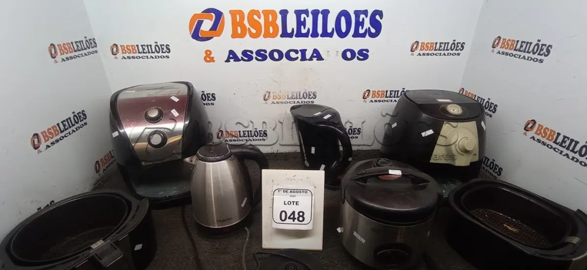 LOTE 048 - 01 PANELA ELÉTRICA, 02 AIR FRYERS E 02 CHALEIRAS ELÉTRICAS DE MARCAS E MODELOS DIVERSOS. (NO ESTADO) ATENÇÃO! FAZER A VISITAÇÃO ANTES DE ARREMATAR, NÃO SABEMOS SE FUNCIONA, LEILÃO NÃO TEM GARANTIA E NEM DEVOLUÇÃO, SUJEITO A POSSÍVEIS AVARIAS VISÍVEIS/OCULTAS E/OU AUSÊNCIA DE COMPONENTES.