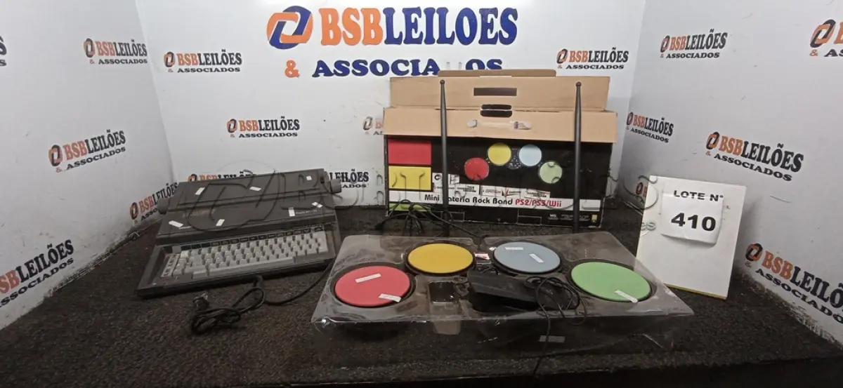 LOTE 410 - 01 MÁQUINA DE DATILOGRAFIA MODELO PRÁXIS 201-II MARCA OLIVETTI E 01 MINI BATERIA ROCK BAND. (NO ESTADO) ATENÇÃO! FAZER A VISITAÇÃO ANTES DE ARREMATAR, NÃO SABEMOS SE FUNCIONA, LEILÃO NÃO TEM GARANTIA E NEM DEVOLUÇÃO, SUJEITO A POSSÍVEIS AVARIAS VISÍVEIS/OCULTAS E/OU AUSÊNCIA DE COMPONENTES.