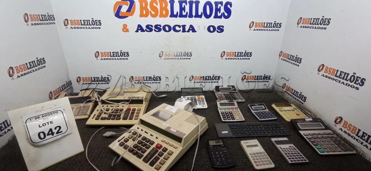 LOTE 042 - 01 LOTE COM VÁRIAS CALCULADORAS DE MARCAS E MODELOS DIVERSO. (NO ESTADO) ATENÇÃO! FAZER A VISITAÇÃO ANTES DE ARREMATAR, NÃO SABEMOS SE FUNCIONA, LEILÃO NÃO TEM GARANTIA E NEM DEVOLUÇÃO, SUJEITO A POSSÍVEIS AVARIAS VISÍVEIS/OCULTAS E/OU AUSÊNCIA DE COMPONENTES.