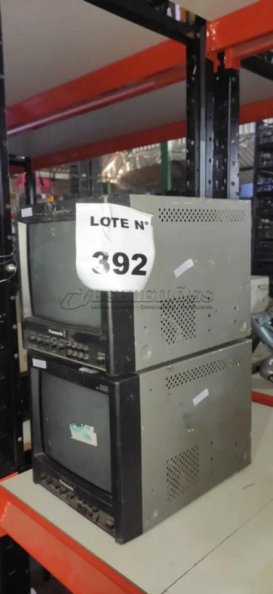 LOTE 392 -   02 MONITORES DE VÍDEO PANASONIC. (NO ESTADO) ATENÇÃO! FAZER A VISITAÇÃO ANTES DE ARREMATAR, NÃO SABEMOS SE FUNCIONA, LEILÃO NÃO TEM GARANTIA E NEM DEVOLUÇÃO, SUJEITO A POSSÍVEIS AVARIAS VISÍVEIS/OCULTAS E/OU AUSÊNCIA DE COMPONENTES.
