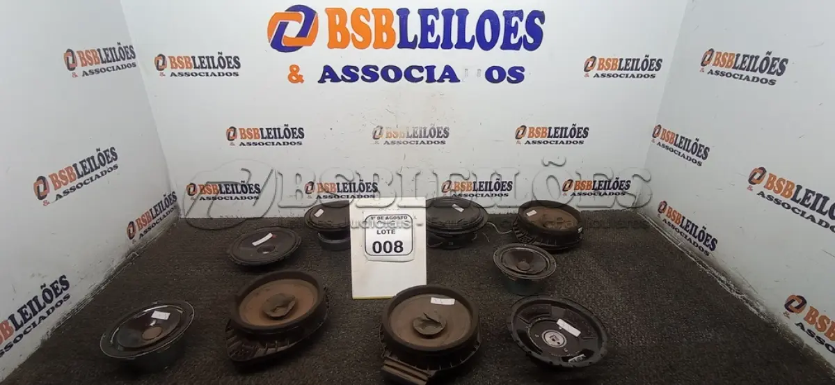 LOTE 008 - 09 ALTO FALANTES DE MARCAS E MODELOS DIVERSOS. (NO ESTADO) ATENÇÃO! FAZER A VISITAÇÃO ANTES DE ARREMATAR, NÃO SABEMOS SE FUNCIONA, LEILÃO NÃO TEM GARANTIA E NEM DEVOLUÇÃO, SUJEITO A POSSÍVEIS AVARIAS VISÍVEIS/OCULTAS E/OU AUSÊNCIA DE COMPONENTES.