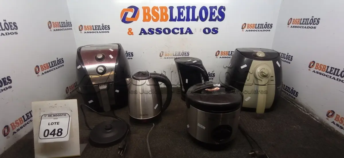 LOTE 048 - 01 PANELA ELÉTRICA, 02 AIR FRYERS E 02 CHALEIRAS ELÉTRICAS DE MARCAS E MODELOS DIVERSOS. (NO ESTADO) ATENÇÃO! FAZER A VISITAÇÃO ANTES DE ARREMATAR, NÃO SABEMOS SE FUNCIONA, LEILÃO NÃO TEM GARANTIA E NEM DEVOLUÇÃO, SUJEITO A POSSÍVEIS AVARIAS VISÍVEIS/OCULTAS E/OU AUSÊNCIA DE COMPONENTES.