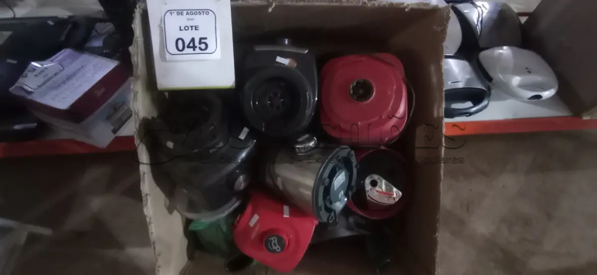 LOTE 045 - 01 LOTE COM VÁRIOS MOTORES E PEÇAS PARA LIQUIDIFICADORES DE MARCAS E MODELOS DIVERSOS. (NO ESTADO) ATENÇÃO! FAZER A VISITAÇÃO ANTES DE ARREMATAR, NÃO SABEMOS SE FUNCIONA, LEILÃO NÃO TEM GARANTIA E NEM DEVOLUÇÃO, SUJEITO A POSSÍVEIS AVARIAS VISÍVEIS/OCULTAS E/OU AUSÊNCIA DE COMPONENTES.