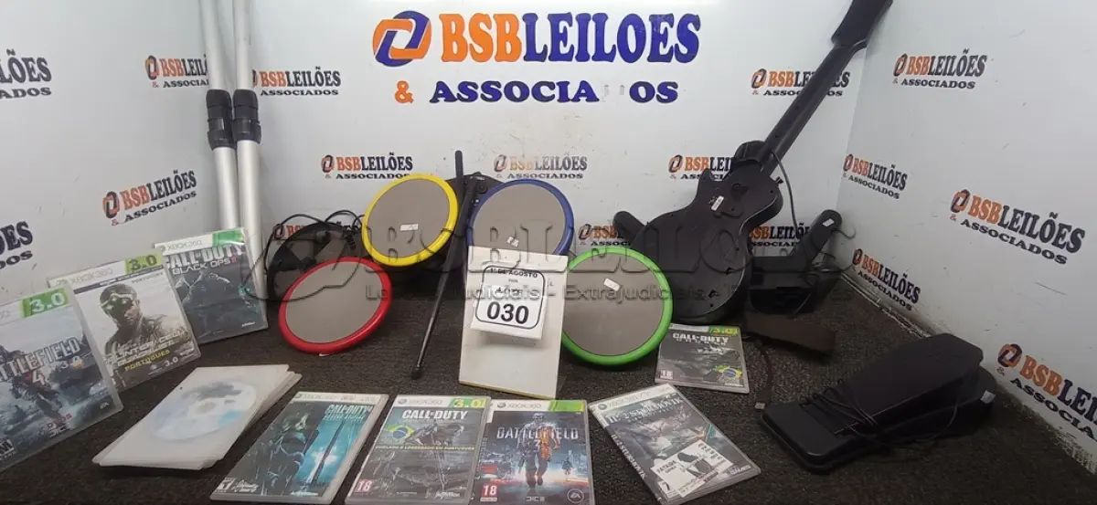 LOTE 030 - 01 GUITARRA E 01 BATERIA PARA VIDEOGAMES E VÁRIOS JOGOS PARA XBOX. (NO ESTADO) ATENÇÃO! FAZER A VISITAÇÃO ANTES DE ARREMATAR, NÃO SABEMOS SE FUNCIONA, LEILÃO NÃO TEM GARANTIA E NEM DEVOLUÇÃO, SUJEITO A POSSÍVEIS AVARIAS VISÍVEIS/OCULTAS E/OU AUSÊNCIA DE COMPONENTES.