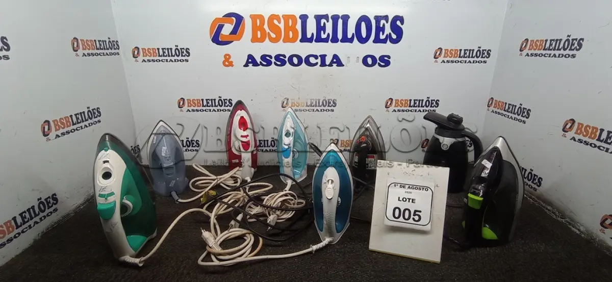 LOTE 005 - 01 VAPORIZADOR DE ROUPAS MARCA NKS E 07 FERROS DE PASSAR DE MARCASSE MODELOS DIVERSOS. (NO ESTADO) ATENÇÃO! FAZER A VISITAÇÃO ANTES DE ARREMATAR, NÃO SABEMOS SE FUNCIONA, LEILÃO NÃO TEM GARANTIA E NEM DEVOLUÇÃO, SUJEITO A POSSÍVEIS AVARIAS VISÍVEIS/OCULTAS E/OU AUSÊNCIA DE COMPONENTES.