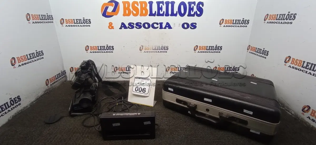 LOTE 006 - 01 FILMADORA MODELO AF X6 CCD COM CABOS E CASE MARCA PANASONIC. (NO ESTADO) ATENÇÃO! FAZER A VISITAÇÃO ANTES DE ARREMATAR, NÃO SABEMOS SE FUNCIONA, LEILÃO NÃO TEM GARANTIA E NEM DEVOLUÇÃO, SUJEITO A POSSÍVEIS AVARIAS VISÍVEIS/OCULTAS E/OU AUSÊNCIA DE COMPONENTES.