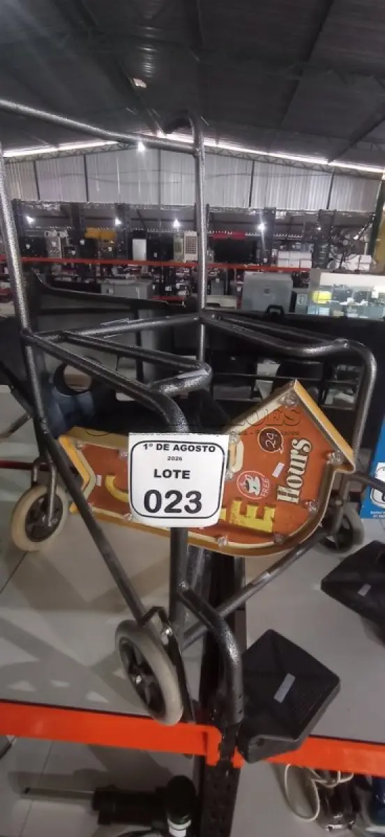 LOTE 023 - 01 PLACA LUMINOSA E 01 CADEIRA DE BANHO. (NO ESTADO) ATENÇÃO! FAZER A VISITAÇÃO ANTES DE ARREMATAR, NÃO SABEMOS SE FUNCIONA, LEILÃO NÃO TEM GARANTIA E NEM DEVOLUÇÃO, SUJEITO A POSSÍVEIS AVARIAS VISÍVEIS/OCULTAS E/OU AUSÊNCIA DE COMPONENTES.