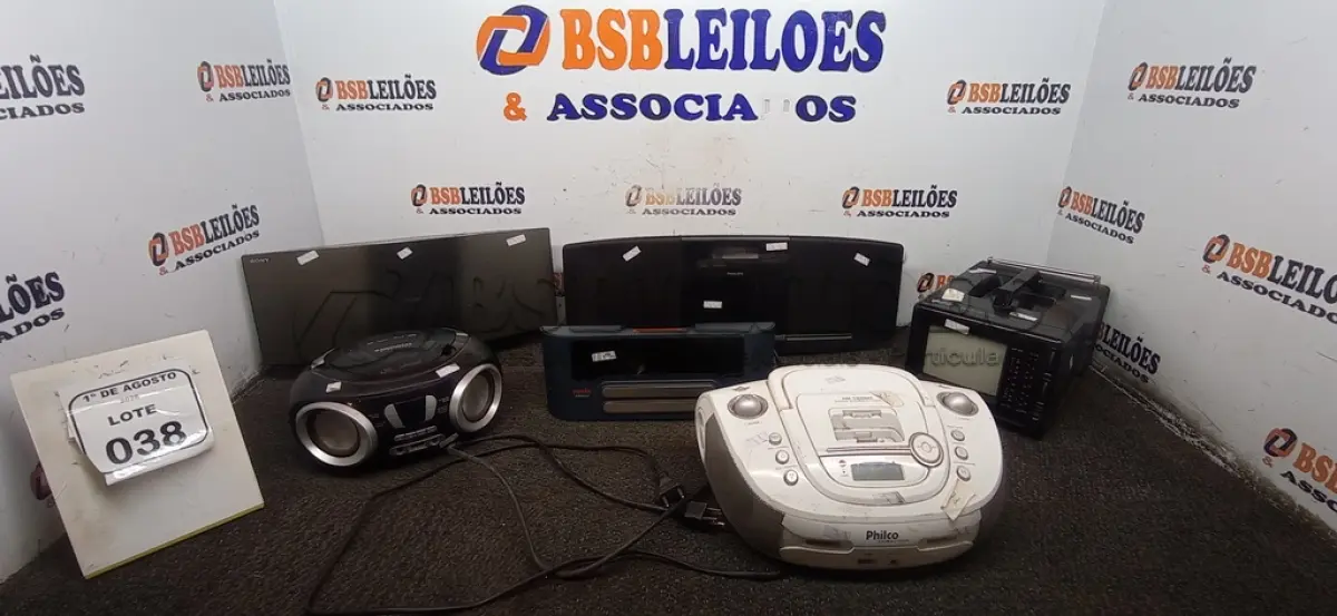LOTE 038 - 01 MINI TV/RÁDIO MARCA BROKSONIC, 02 APARELHOS DE SOM PORTÁTEIS, 01 BASE DE CARREGADORES DE ASPIRADORES ROBÔ MARCA NEATO E 01 MICRO SYSTEM MODELO MCM233 MARCA PHILIPS. (NO ESTADO) ATENÇÃO! FAZER A VISITAÇÃO ANTES DE ARREMATAR, NÃO SABEMOS SE FUNCIONA, LEILÃO NÃO TEM GARANTIA E NEM DEVOLUÇÃO, SUJEITO A POSSÍVEIS AVARIAS VISÍVEIS/OCULTAS E/OU AUSÊNCIA DE COMPONENTES.