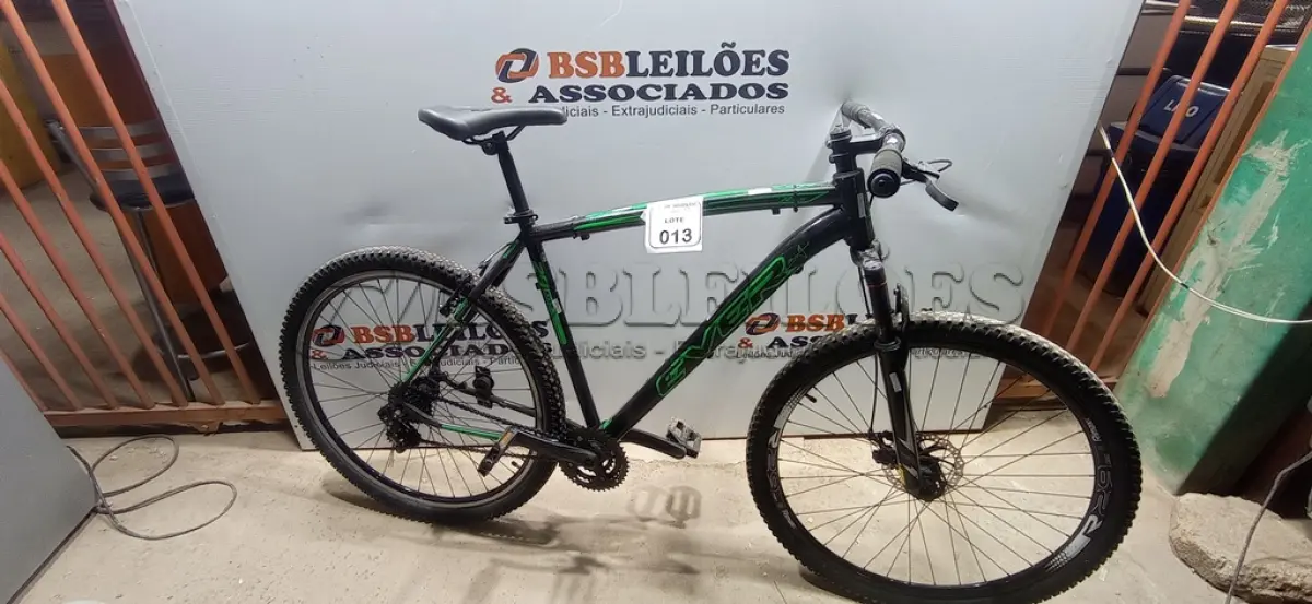 LOTE 013 - 01 BICICLETA ARO 29. (NO ESTADO) ATENÇÃO! FAZER A VISITAÇÃO ANTES DE ARREMATAR, NÃO SABEMOS SE FUNCIONA, LEILÃO NÃO TEM GARANTIA E NEM DEVOLUÇÃO, SUJEITO A POSSÍVEIS AVARIAS VISÍVEIS/OCULTAS E/OU AUSÊNCIA DE COMPONENTES.